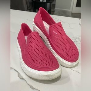 Crocs citilane Roka pink slip on waterproof walking shoes size 1Y